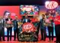 JOHARI Abdul Ghani (tengah) ketika melancarkan KitKat Dark Borneo Nestle di Pusat Inovasi dan Teknologi Koko, Lembaga Koko Malaysia, Nilai, Seremban hari ini.-UTUSAN/MOHD. SHAHJEHAN MAAMIN.