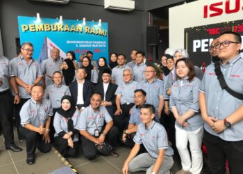 SHUNSUKE Okazo (duduk dua kiri,  barisan tengah) bersama kakitangan Isuzu di Bilik Pameran (Showroom) Isuzu di Bangunan Ibu Pejabat TEC United Auto Sdn. Bhd di Jalan Sultan Ibrahim, Kota Bharu, Kelantan hari ini- UTUSAN/ ROSLIZA MOHAMED.