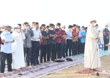 SEBAHAGIAN daripada warga UMK yang menunaikan solat sunat Istisqa di Padang Pusat Sukan UMK Kampus Bachok, Kelantan-IHSAN UMK.