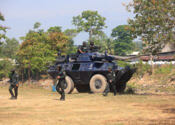 BRIGED Tenggara PGA menggunakan kereta perisai semasa melakukan rondaan di sempadan Malaysia-Thailand di Sungai Golok, Rantau Panjang, Kelantan hari ini-UTUSAN/KAMARUL BISMI KAMARUZAMAN.