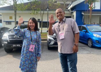 PANG Sock Tao dan Khairul Azhari Saut beramah mesra ketika melakukan lawatan di Maktab Polis Diraja Malaysia (PDRM) Kuala Kubu Baharu, di sini - UTUSAN/ARIF AIMAN ASROL