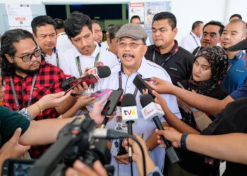 ABDUL Ghani Salleh ketika ditemui pemberita selepas melakukan lawatan ke Maktab PDRM Kuala Kubu Baharu, di sini - UTUSAN/M/. FIRDAUS M. JOHARI