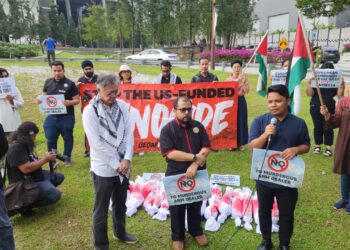 Jurucakap SSP, Tian Chua (kemeja putih) dan beberapa lagi individu berhimpun membantah penyertaan dua syarikat pertahanan di Pameran DSA - NATSEC 2024 hari ini