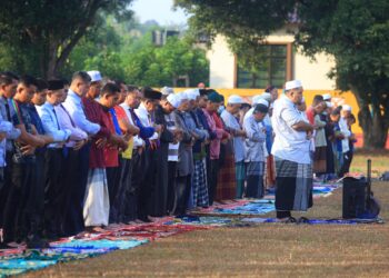 SOLAT sunat istisqa merupakan salah satu ikhtiar oleh umat Islam semasa berdepan dengan cuaca panas melampau dan kemarau yang sedang melanda Kelantan ketika ini-UTUSAN/KAMARUL BISMI KAMARUZAMAN.