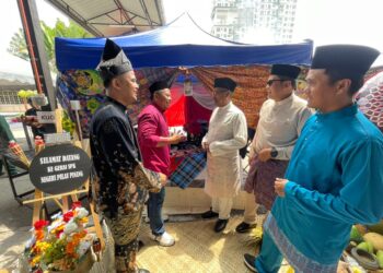 ZULKIFLY Ismail (tengah) beramah mesra bersama kakitangan JPJ Pulau Pinang ketika menghadiri Majlis Riang Raya Aidilfitri jabatan itu di Seberang Jaya, Pulau Pinang.-UTUSAN/SITI NUR MAS ERAH AMRAN