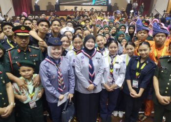 FADHLINA Sidek bergambar bersama peserta pada Program Karnival KoKUM Peringkat Kebangsaan Tahun 2024 di Nilai, Seremban hari ini.-UTUSAN/NUR SHARIEZA ISMAIL.