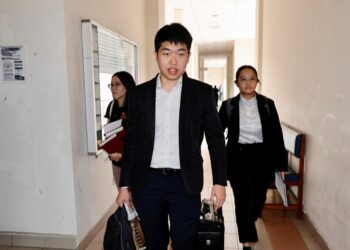 Wong Yan Ke hadir di Mahkamah Majistret Petaling Jaya bagi keputusan untuk membatalkan pertuduhan mengingkari arahan polis. UTUSAN/SHIDDIEQIIN ZON