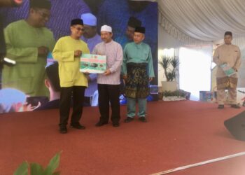 MOHD. Nassuruddin Daud (tengah) menyerahkan sumbangan khidmat sosial korporat kepada ikon usahawan pada Majlis Sambutan Aidilfitri Perbadanan Kemajuan Iktisad Negeri Kelantan (PKINK),  Kota Bharu, Kelantan. UTUSAN/ROSMIZAN RESDI.