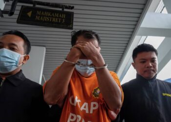 PERINTAH reman dikeluarkan Mahkamah Majistret, Ayer Keroh, Melaka selama lima hari terhadap suspek bagi membantu siasatan Seksyen 17 (a) Akta SPRM 2009. - UTUSAN/SYAFEEQ AHMAD