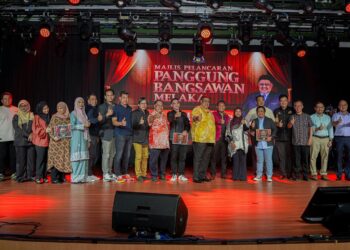 AB. RAUF Yusoh (tengah) merasmikan Pelancaran Panggung Bangsawan Melaka di Jalan Munshi Abdullah, Melaka.