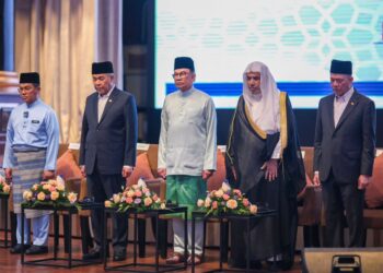 Perdana Menteri Datuk Seri Anwar Ibrahim (tengah) bersama Setiausaha Agung Liga Dunia Muslim (MWL) yang juga Pengerusi Pertubuhan Ulama Islam, Sheikh Dr Mohammed Abdulkarim Al-Issa (dua, kanan) merasmikan Persidangan Antarabangsa Ketua-Ketua Agama 2024 hari ini.