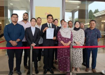SYED Saddiq Syed Abdul Rahman (tengah) hadir di Mahkamah Tinggi Kuala Lumpur pada pengurusan kes semakan kehakiman berhubung peruntukan dana untuk Parlimen Muar. UTUSAN/NORLIZAH ABAS