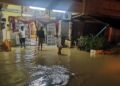 PENDUDUK membersihkan kawasan premis masing-masing selepas kejadian banjir kilat di Jalan Gemencheh -Batang Melaka, dekat Ladang Regent, Gemencheh, Tampin susulan hujan lebat tengah malam tadi.-GAMBAR/IHSAN PEJABAT DAERAH TAMPIN.