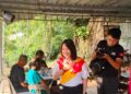 PANG Sock Tao beramah mesra bersama masyarakat di Kampung Asam Kumbang, Kuala Kubu Baharu selepas menghadiri Program Kopitiam Talk, di sini - UTUSAN/AHMAD FITRI MOHD AS'RI