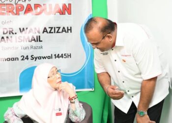 AHLI Parlimen Bandar Tun Razak, Datuk Seri Dr. Wan Azizah Wan Ismail mendengar penerangan Dr. Sathia Prakash Nadarajan semasa pelancaran Podcast Suara Perpaduan di Pejabat Pusat Khidmat Masyarakat Penyelaras  Parlimen Hulu Selangor di Serendah minggu lalu. Podcast berkenaan mengajak rakyat di Hulu Selangor termasuk Kuala Kubu Baharu meluahkan  isu-isu berkaitan pembangunan dan penyelesaiannya.