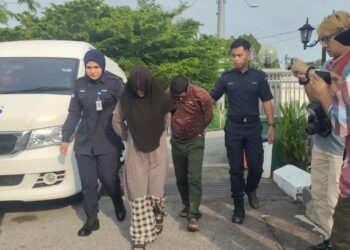 SEPASANG suami isteri dibawa ke Mahkamah Majistret Port Dickson bagi didakwa atas memiliki dadah jenis syabu.-UTUSAN/NOR AINNA HAMZAH.