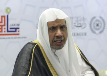 SETIAUSAHA Agung Liga Dunia Muslim (MWL) yang juga Pengerusi Pertubuhan Ulama Islam, Sheikh Dr Mohammed Abdulkarim Al-Issa bercakap pada sidang akhbar selepas Majlis Ulama Asia 2024 di Hotel Mandarin Oriental di sini, hari ini. - UTUSAN/FARIZ RUSADIO