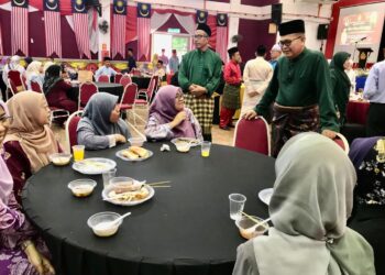 ZAINAL Madasin (kanan) beramah mesra dengan tetamu yang hadir ke  Majlis Sambutan Aidilfitri di Ibu Pejabat JBPM Kelantan, Kota Bharu, Kelantan-UTUSAN/ROSLIZA MOHAMED.