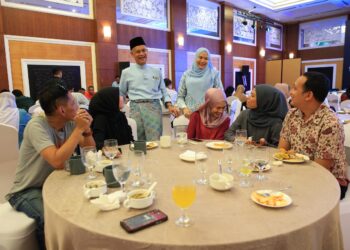 CHE Ibrahim Che Ismail (kiri) beramah mesra dengan pengamal media Kelantan yang menghadiri Rumah Terbuka Aidilfitri E-Mutiara di Kota Bharu, Kelantan hari ini-UTUSAN/KAMARUL BISMI KAMARUZAMAN.