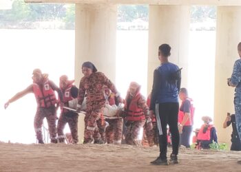 ANGGOTA JBPM Kelantan membawa naik mayat mangsa yang ditemukan lemas semasa mengangkat bubu dalam kejadian di Kampung Kutan Sungai, Wakaf, Bharu, Kelantan-UTUSAN/ROHANA ISMAIL.