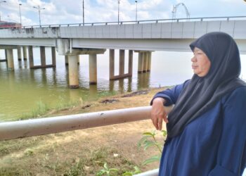 ROHANI Mohamad setia melihat operasi mencari dan menyelamat Mohamad Syafiq yang dikhuatiri lemas apabila terjatuh dari Jambatan Sultan Yahya Petra Kota Bharu, Kelantan hari ini-UTUSAN/ROHANA ISMAIL.