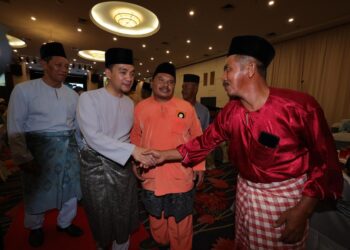 ONN Hafiz Ghazi (dua kiri) menyantuni kakitangan Persatuan Nelayan Negeri Johor selepas merasmikan Mesyuarat Agung Tahunan kali ke-39 persatuan itu di Hotel New York, Johor Bahru, malam semalam.