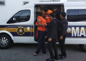 PEGAWAI SPRM mengiring kedua-dua individu terlibat hadir untuk mendapatkan perintah sambung reman di Mahkamah Sesyen, Kota Bharu, Kelantan hari ini-UTUSAN/ROSALWANI CHE SOH.