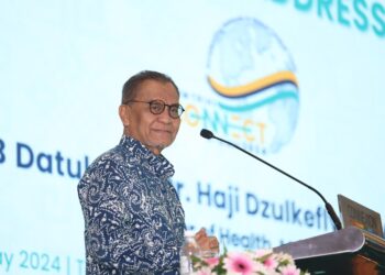 Menteri Kesihatan, Datuk Seri Dr Dzulkefly Ahmad berucap merasmikan Clinical Research Malaysia (CRM) Trial Connect 2024 di Connexion Conference and Event Centre di sini, hari ini. GAMBAR: FARIZ RUSADIO / PEMBERITA