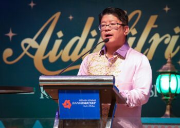 Menteri Pembangunan Usahawan dan Koperasi, Datuk Ewon Benedick menyampaikan ucapan pada Majlis Sambutan Aidilfitri KUSKOP 2024 di Menara Kembar Bank Rakyat. Foto : Saddam Yusoff