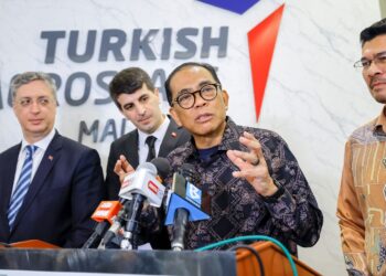 Mohamed Khaled Nordin menandatangani plak perasmian pada majlis pelancaran hab operasi Turkish Aerospace Malaysia (TUSAS Malaysia Sdn Bhd) di Cyberjaya di sini, hari ini. GAMBAR: FAISOL MUSTAFA