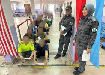 PATI warga Filipina yang diusir keluar ke negara asal melalui Pelabuhan Sandakan semalam.-Ihsan Imigresen Sabah