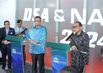 Mohamed Khaled Nordin dan Saifuddin Nasution Ismail dalam sidang akhbar pada Majlis Penutup Pameran Pertahanan dan Keselamatan (DSA) dan Pameran Keselamatan Kebangsaan Asia (NATSEC ASIA) 2024 di Kuala Lumpur, semalam. - UTUSAN/AMIR KHALID