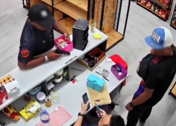 JENAYAH samun dilakukan oleh dua daripada suspek di sebuah kedai runcit di Taman Tambak Paya Harmoni, Melaka.