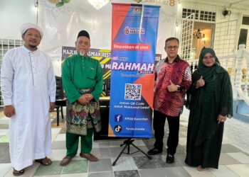 AZMAN Ismail (dua dari Kanan) ketika merasmikan pembukaan Restoran Kasturi Lapan di Jelawat, Bachok, Kelantan, hari ini. UTUSAN/TOREK SULONG