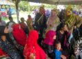 ZARINA Razlan (dua dari kanan) menyantuni masyarakat Orang Asli di Pos Pulat, Gua Musang, Kelantan hari ini.UTUSAN/AIMUNI TUAN LAH.