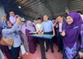 ANTHONY Loke Siew Fook merasmikan Dewan SMK Dato' Sheikh Ahmad, Seremban hari ini.-UTUSAN/NOR SHAFAWATI YUP