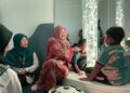 FADHLINA Sidek (tengah) beramah mesra bersama murid-murid SK Seri Sentosa di Bilik Snoezelen sekolah itu di Nibong Tebal, Pulau Pinang.-UTUSAN/SITI NUR MAS ERAH AMRAN