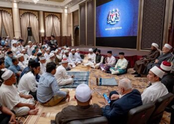 ANWAR Ibrahim, mengalu-alukan kehadiran  Imam Besar Masjid Al-Aqsa, Sheikh Dr. Ekrima Said Sabri dan beberapa ulama besar dari luar negara dalam salah satu siri Majlis Ilmu Madani di Seri Perdana, Putrajaya, pada 18 Jun 2023.