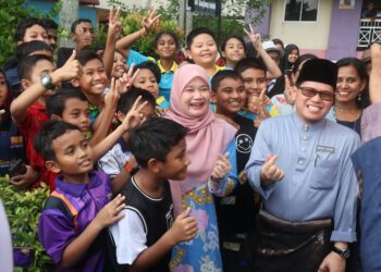 FADHLINA Sidek (tengah) bersama sebahagian daripada pelajar SMK Saujana Indah ketika merasmikan Karnival HIP Peringkat Negeri Pulau Pinang di Nibong Tebal, Pulau Pinang.-UTUSAN/IQBAL HAMDAN