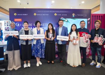 BRIAN Tu (empat dari kanan) memperkenalkan koleksi rangkaian rawatan dan penjagaan rambut premium Jepun dengan kerjasama Guardian Malaysia di Sunwar Pyramid, baru-baru ini.