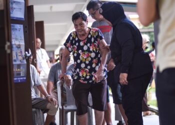 ANTARA pengundi warga emas yang mengundi setakat pukul 10 pagi di semua 18 pusat pengundian menerusi 74 saluran dalam Pilihan Raya Kecil (PRK) Kuala Kubu Baharu, hari ini - UTUSAN/M FIRDAUS M JOHARI