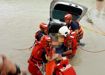 BEBERAPA anggota bomba sedang mengeluarkan mayat mangsa yang dipercayai lemas akibat terperangkap selepas kereta yang dinaikinya terjunam ke dalam tali air di Penaga, Kepala Batas, Pulau Pinang