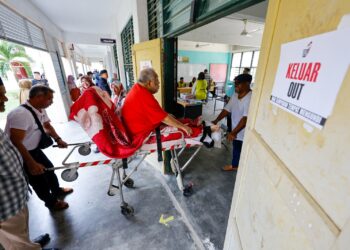 Meskipun berada dalam keadaan uzur sehingga terlantar di atas katil, seorang pengundi Zul Majid 63, tetap menunaikan tanggungjawab untuk mengundi pada Pilihan Raya Kecil dun Kuala Kubu Baharu, di SMK Ampang Pecah, di sini hari ini. - UTUSAN/SHIDDIEQIIN ZON