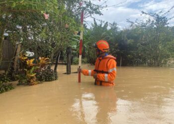 ANGGOTA APM Daerah Sik memeriksa paras air di Kampung Lubuk Tualang susulan banjir kilat di Sik.