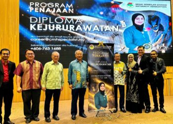 LEE Tian Hock (lima dari kanan) bersama pengurusan Hospital Pakar CMH pada pelancaraan Program Penajaan Diploma Kejururawatan sempena sambutan Hari Jururawat Hospital Pakar CMH di Bandar Sri Sendayan, Seremban, semalam.