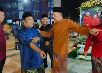 MUHAMAD Zaki Harun (dua kanan) beramah mesra dengan Pengarah Pengurusan Bencana Negeri Kelantan Nik Mohamed Noor Nik Ishak semasa Majlis Rumah Terbuka Aidilfitri Ibu Pejabat Polis Dearah (IPD) Pasir Puteh, Kelantan malam tadi-UTUSAN/YATIMIN ABDULLAH.
