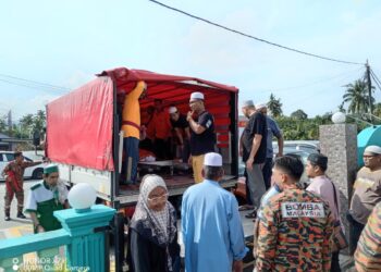 PENDUDUK Kampung Permatang Pasir terpaksa meminta pertolongan bomba untuk mengangkat serta membawa jenazah seorang wanita obesiti ke tanah perkuburan di Balik Pulau, Pulau Pinang.