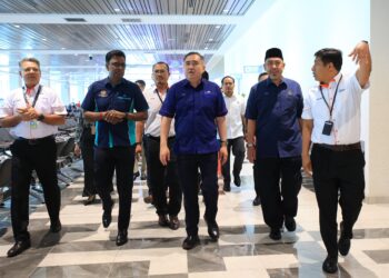 ANTHONY Loke Siew Fook (tengah) meninjau kemudahan yang terdapat di Lapangan Terbang Sultan Ismail Petra Pengkalan Chepa, Kota Bharu, Kelantan-UTUSAN/KAMARUL BISMI KAMARUZAMAN.