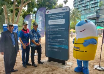 WAN MUHAMMAD AZNAN Abdullah (kiri), Simon Foong (tengah) dan Muhammad Bakhtiar Wan Chik (kanan) ketika merasmikan Pantai Teluk Bahang sebagai pantai mesra penyu di Balik Pulau, Pulau Pinang.-UTUSAN/SAFINA RAMLI