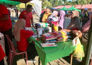 ORANG ramai tidak melepaskan peluang membeli beras pada harga murah sempena Jualan Agro Madani LPP di PPK Kangkong, Pasir Mas, Kelantan hari ini-UTUSAN/ROSLIZA MOHAMED